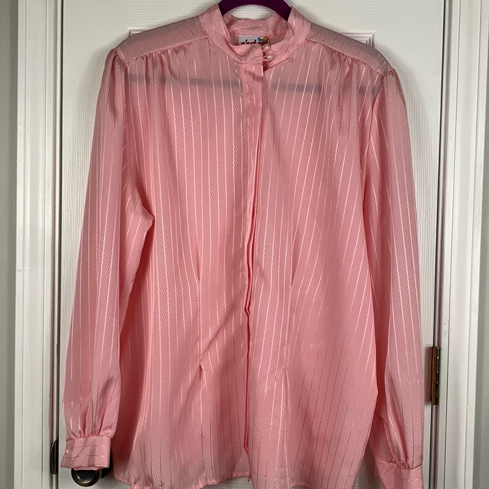 NWT C’Est Ca! Pink button up blouse with long sleeves high collar 2 buttons 20